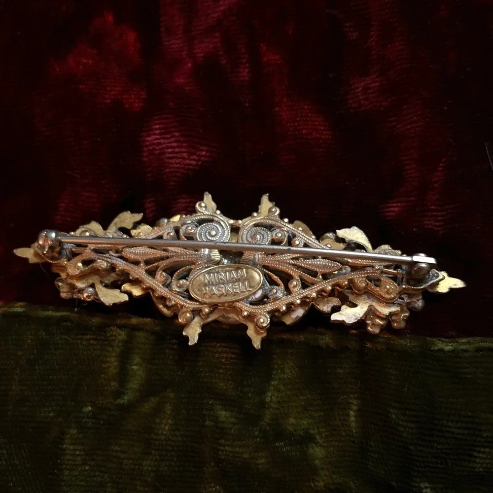 Vintage Miriam Haskell Baroque faux pearl and rhinestone filagree brooch, - Picture 4 of 4